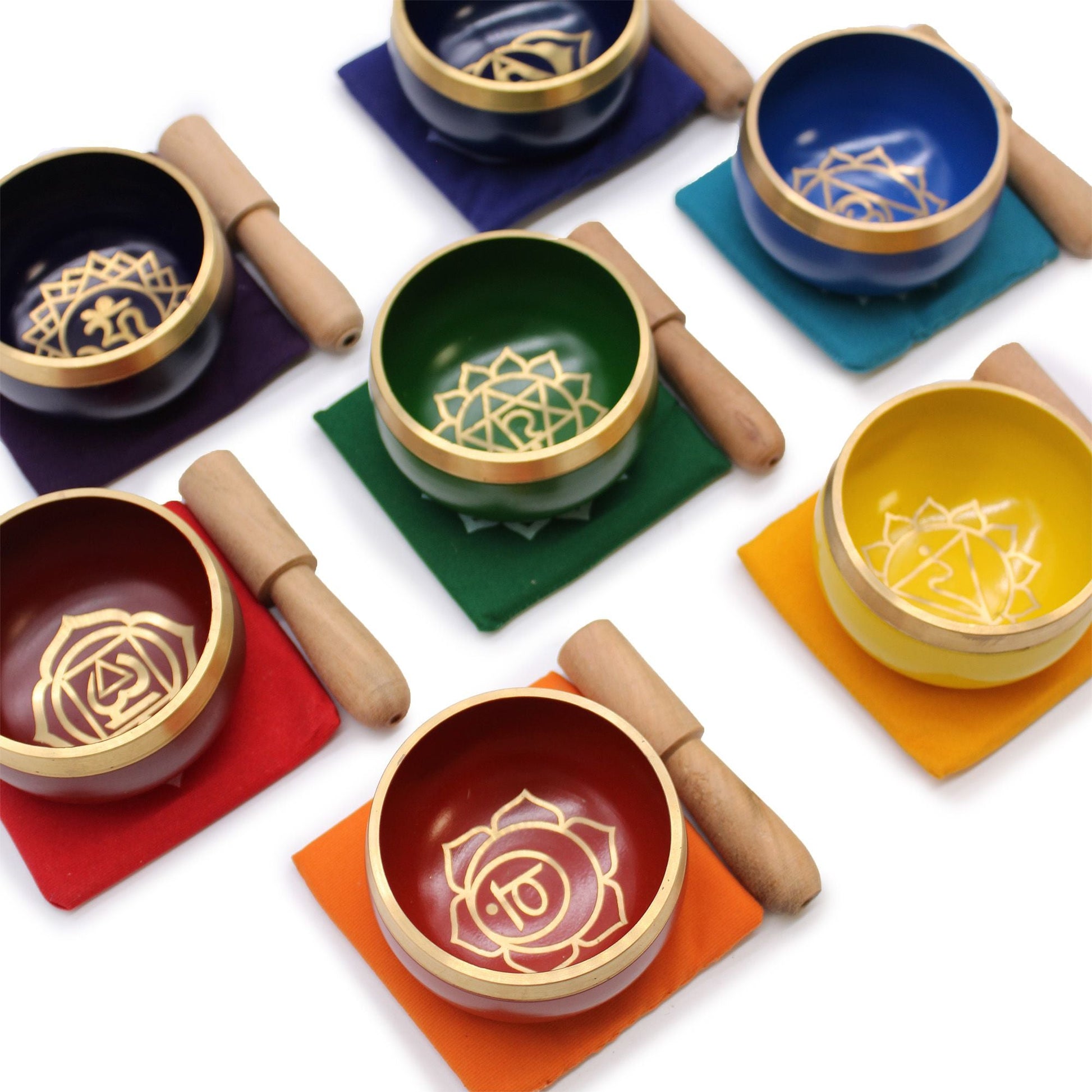 Alt Tag: Set de regalo de cuencos cantores Chakra Pyramid con 7 cuencos afinados, mazos de madera y cojines de colores, diseño con símbolos de chakras