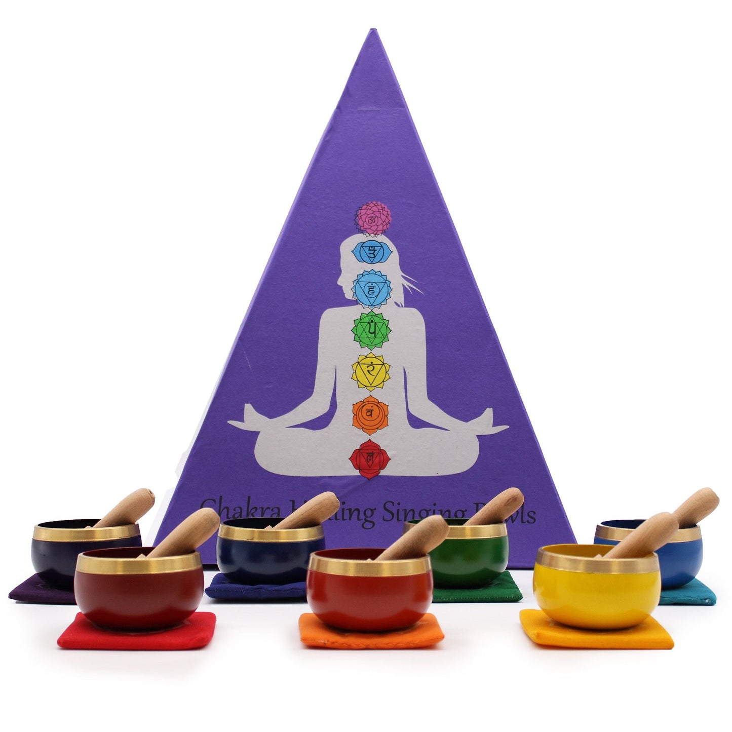Set de regalo de cuencos cantores Chakra Pyramid con siete cuencos de colores alineados con los chakras, mazos de madera y expositor piramidal sobre fondo blanco