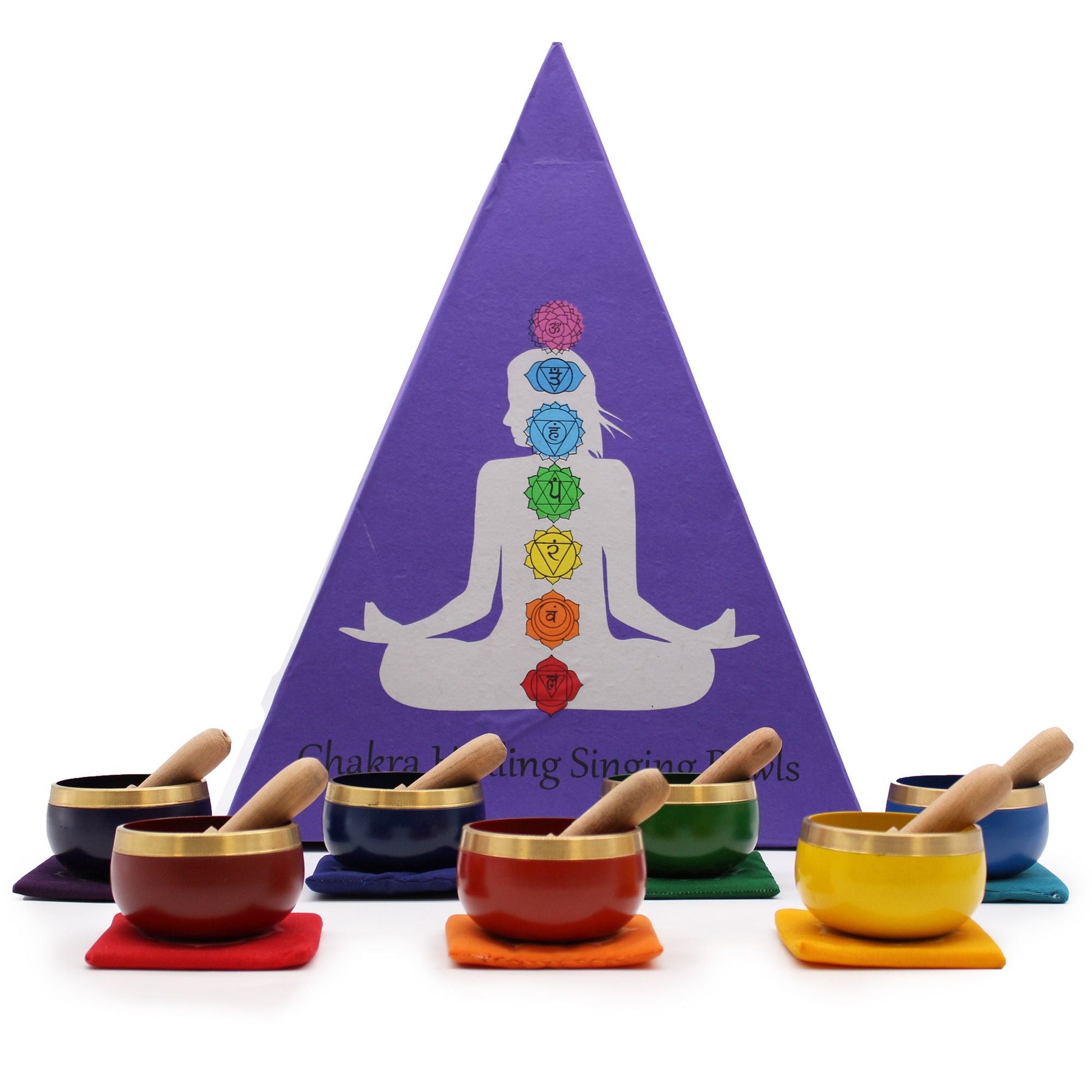 Set de regalo de cuencos cantores Chakra Pyramid con siete cuencos de colores alineados con los chakras, mazos de madera y expositor piramidal sobre fondo blanco