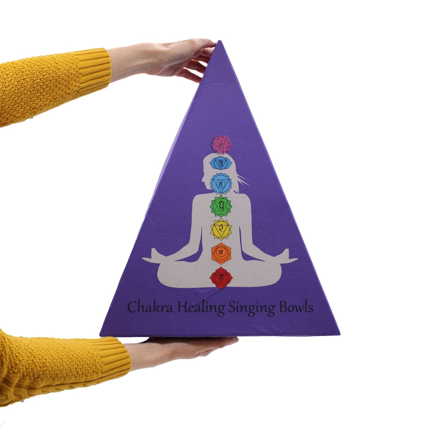 Alt Tag: Set de regalo de cuencos tibetanos Chakra Pyramid, caja piramidal morada con figura de meditación de chakras, texto "Chakra Healing Singing Bowls"