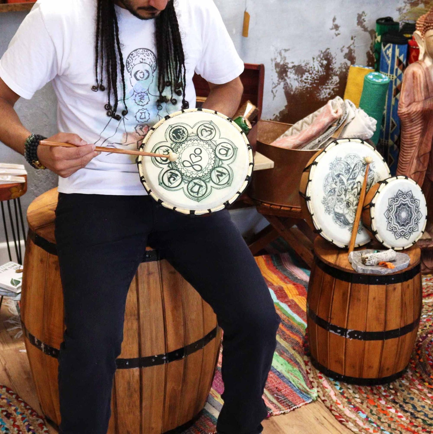 Alt Tag: Chakra Shamanic Drum with Sticks – 25 CM tocado con baquetas, tambor artesanal de 25 cm con símbolos de los siete chakras