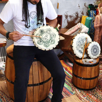Alt Tag: Chakra Shamanic Drum with Sticks – 25 CM tocado con baquetas, tambor artesanal de 25 cm con símbolos de los siete chakras