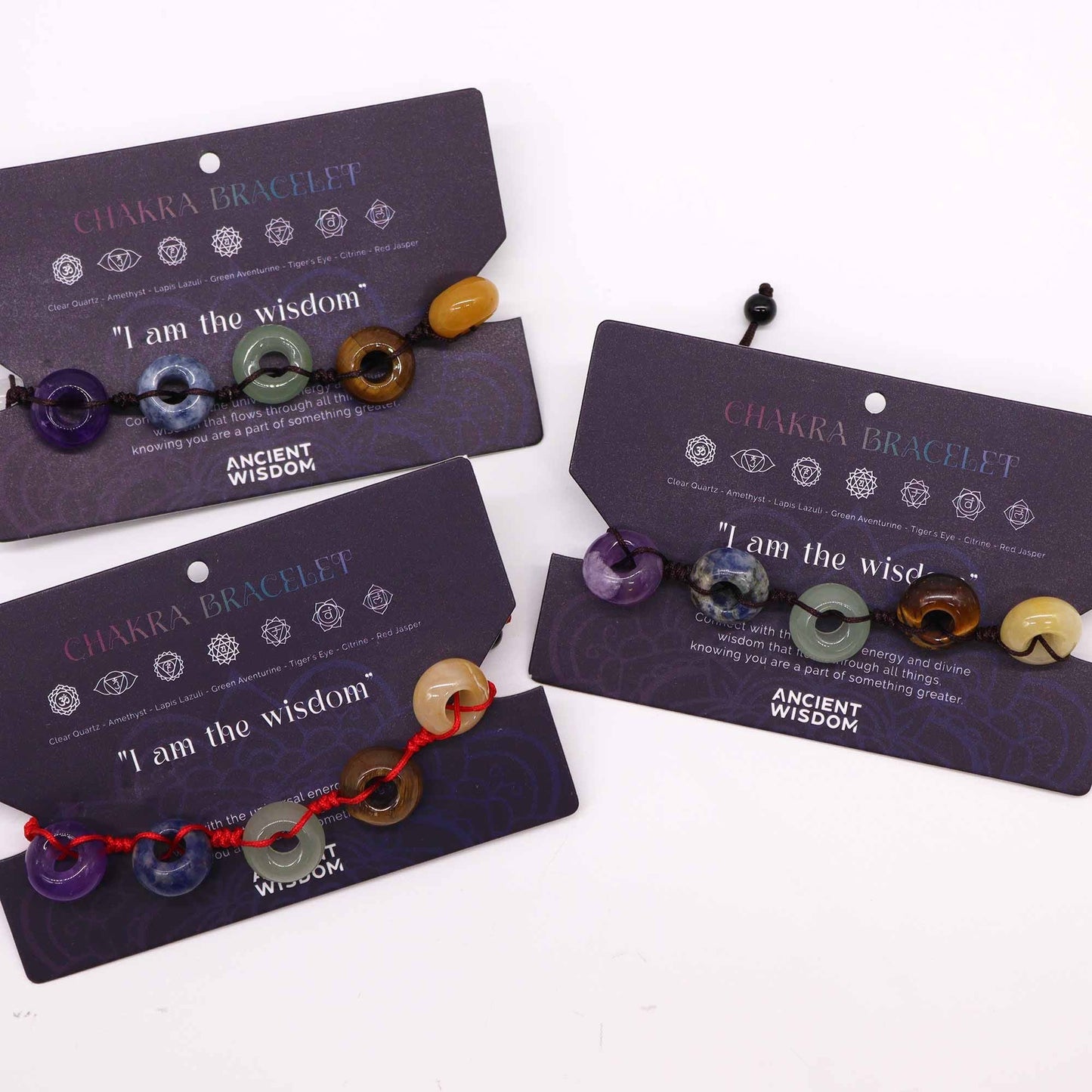 Alt Tag: Chakra stringarmband – Ball med sju polerade ädelstenspärlor på tråd, handgjorda flerfärgade armband på visitkort