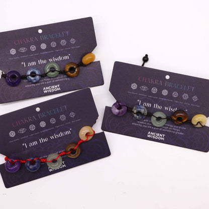 Alt Tag: Chakra stringarmband – Ball med sju polerade ädelstenspärlor på tråd, handgjorda flerfärgade armband på visitkort