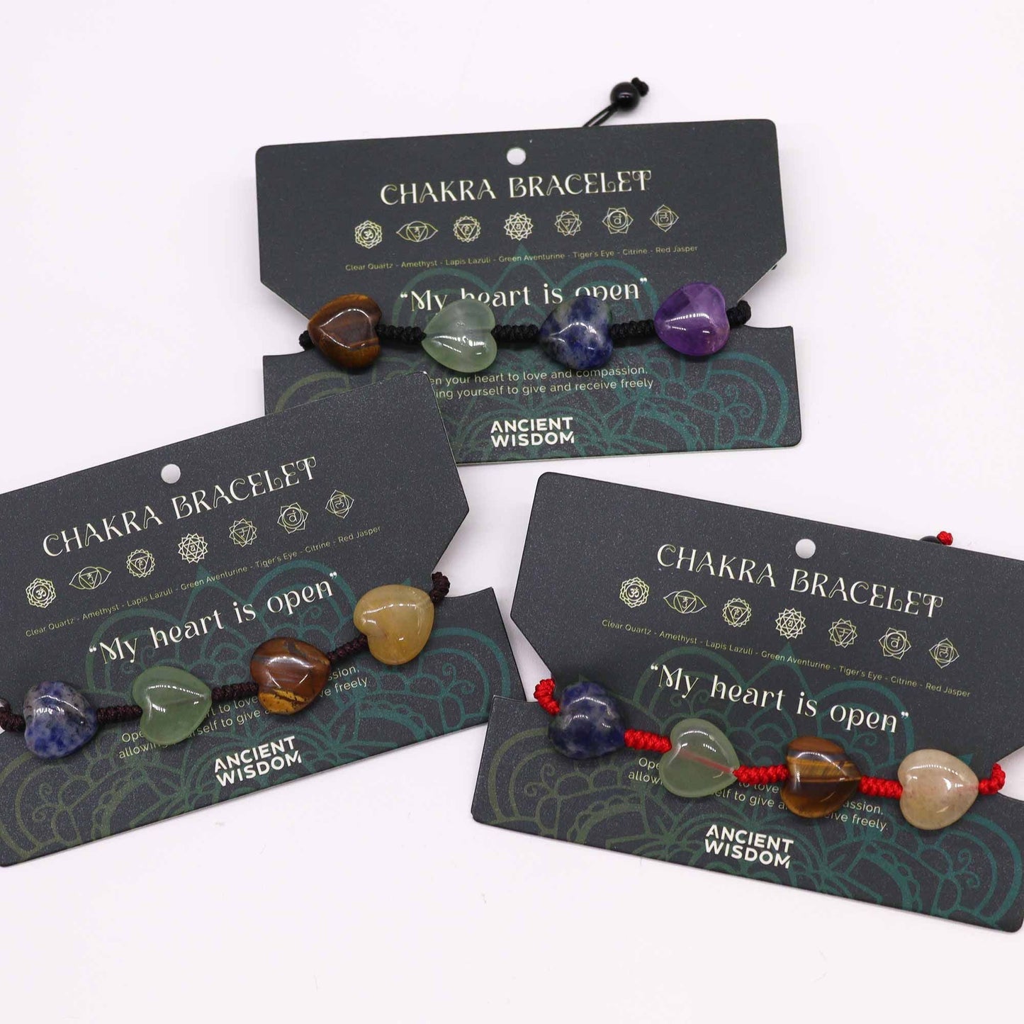 Alt Tag: Chakra String Bracelets – Hearts med justerbar snodd och sju hjärtformade ädelstenar, armband på displaykort