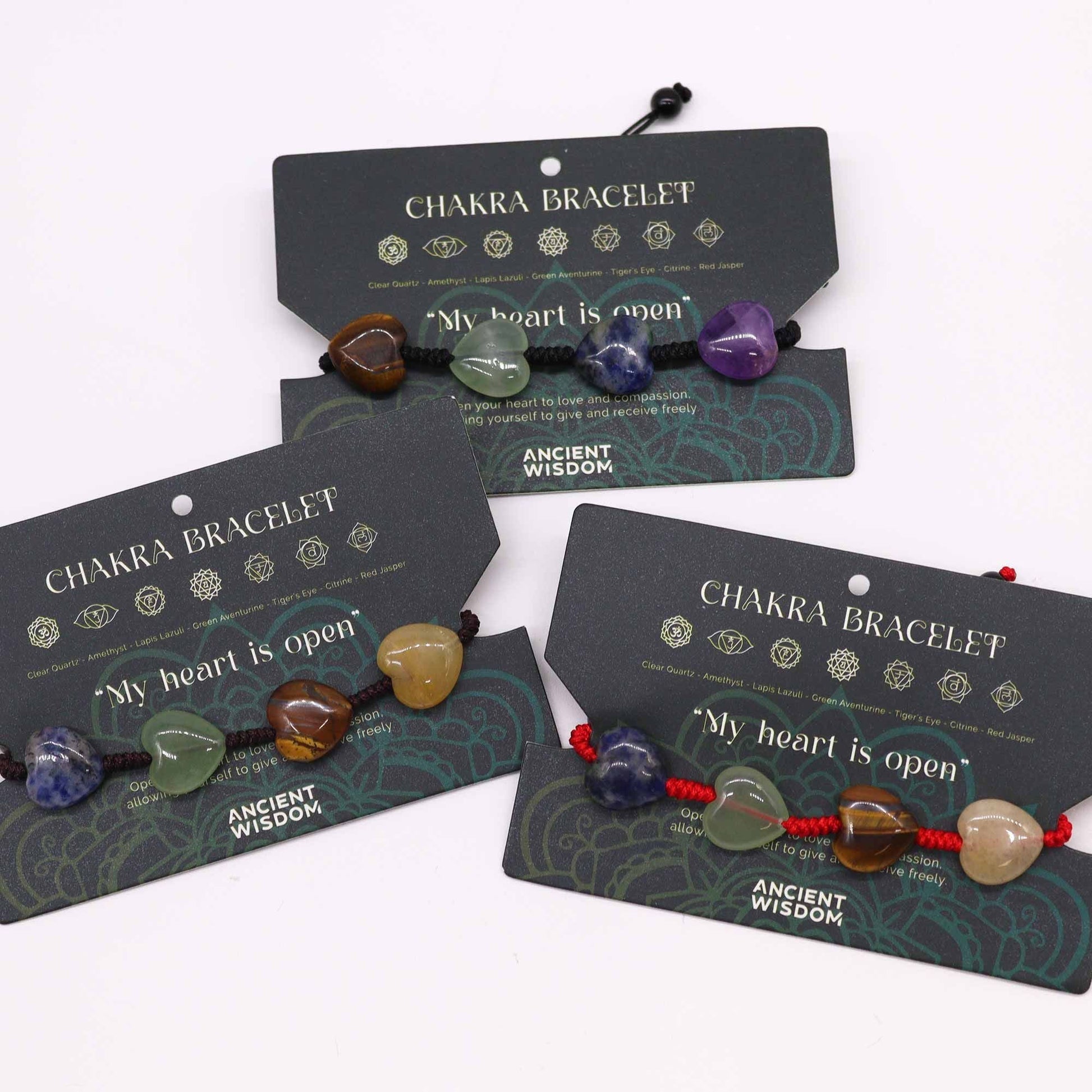 Alt Tag: Chakra String Bracelets – Hearts med justerbar snodd och sju hjärtformade ädelstenar, armband på displaykort