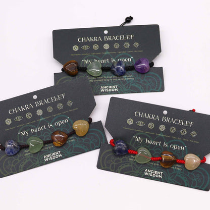 Alt Tag: Chakra String Bracelets – Hearts med justerbar snodd och sju hjärtformade ädelstenar, armband på displaykort