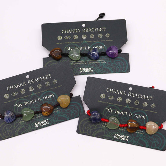 Alt Tag: Chakra String Bracelets – Hearts con cordón ajustable y siete gemas en forma de corazón, pulseras en tarjetas de exhibición