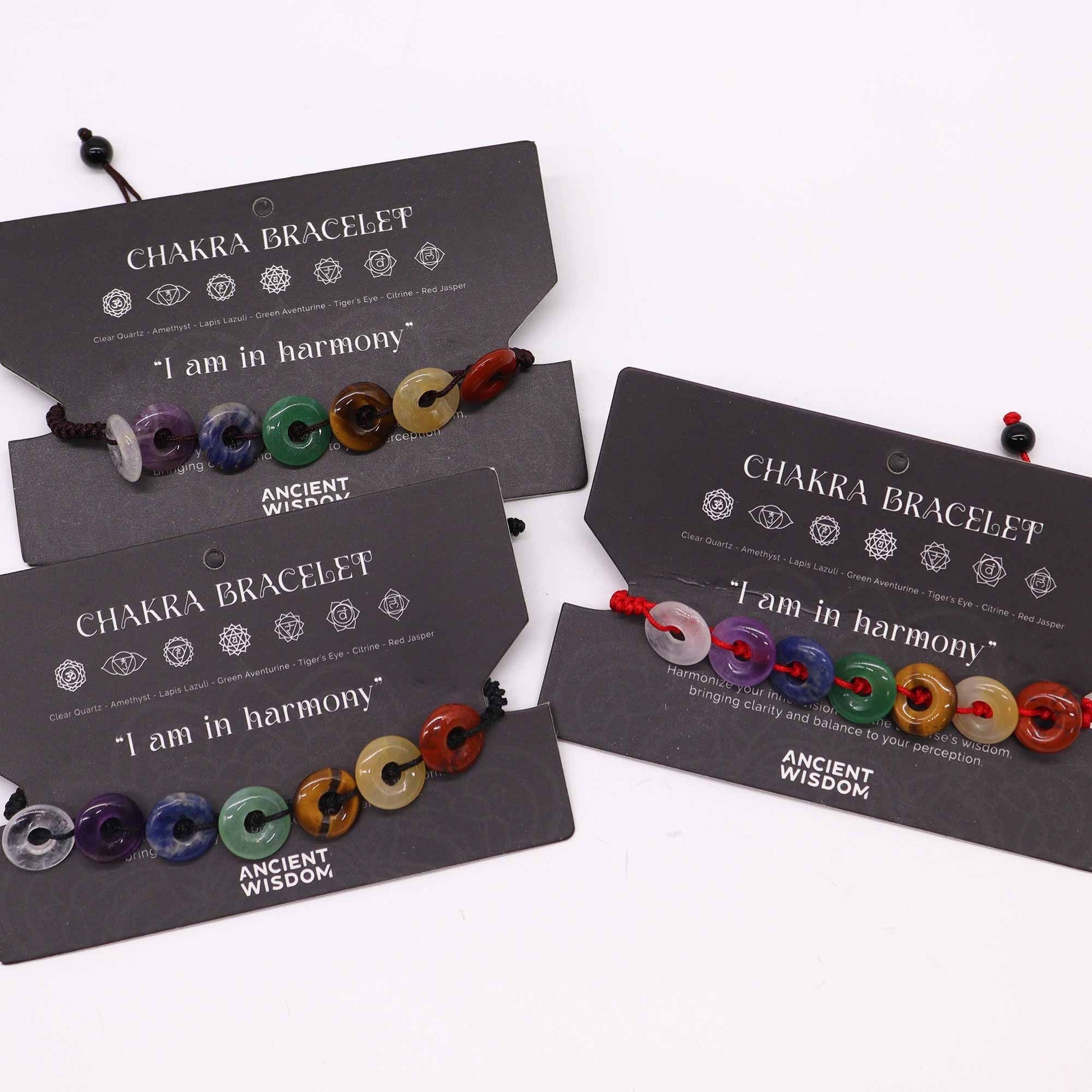 Chakra-armband med snöre – Mini Donuts med sju donutformade ädelstenspärlor på justerbart snöre, presenterade på produktkort