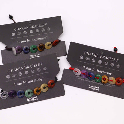 Chakra-armband med snöre – Mini Donuts med sju donutformade ädelstenspärlor på justerbart snöre, presenterade på produktkort
