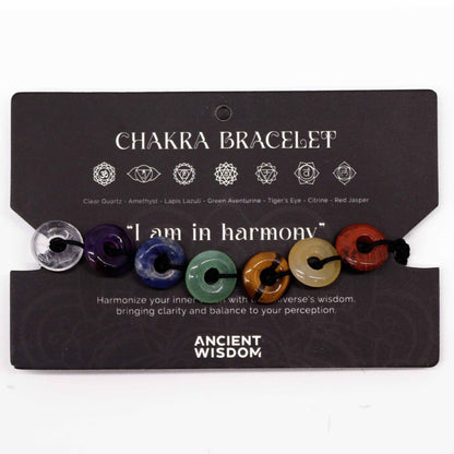 Chakra Snörarmband – Mini Donuts med sju donutformade ädelstenspärlor på svart “Chakra Bracelet”-displaykort