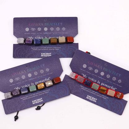 Alt-Tagg: Chakra String Bracelets – handgjort armband med trumlade stenar med sju naturliga trumlade stenar på justerbart snöre, presentkortsförpackning