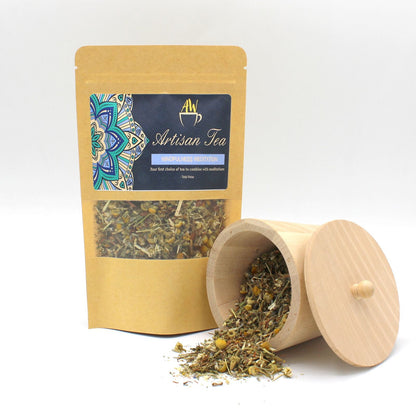 Alt Tag: Chamomile Herbal Tea Infusion – 50G bolsa de té a granel con mezcla de hierbas y tarro de madera con hojas sueltas