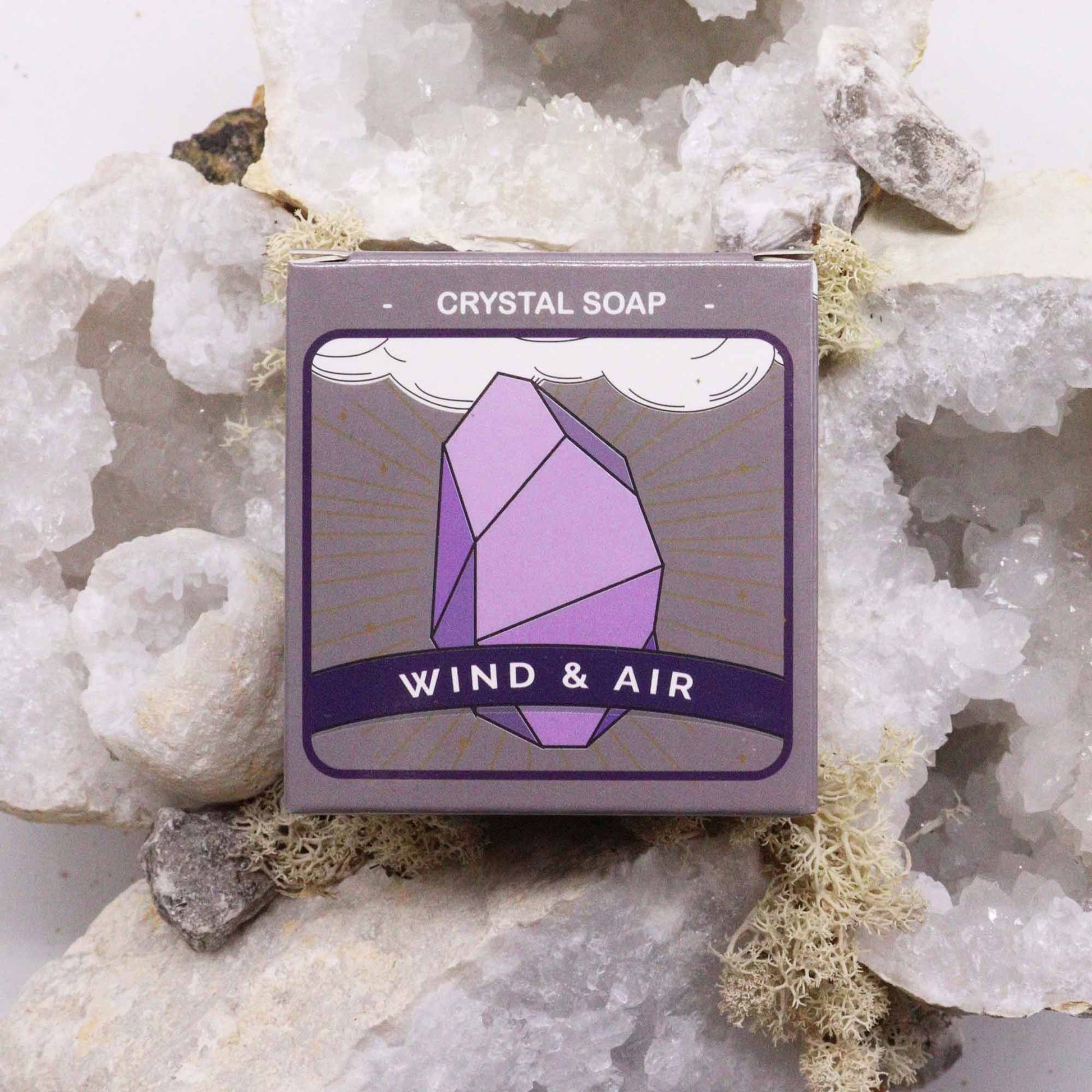 Alt Tag: Charcoal Crystal Soap – Air 100G caja Crystal Soap Wind & Air con ilustración de cristal morado sobre rocas claras