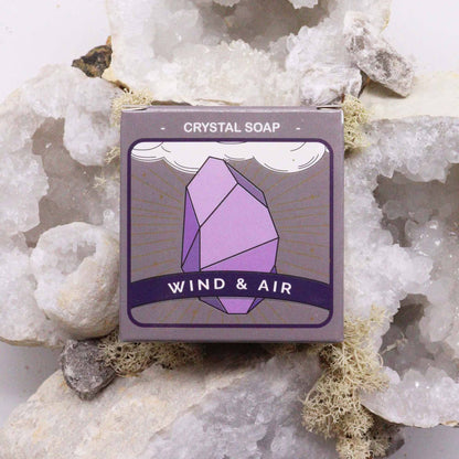 Alt Tag: Charcoal Crystal Soap – Air 100G caja Crystal Soap Wind & Air con ilustración de cristal morado sobre rocas claras