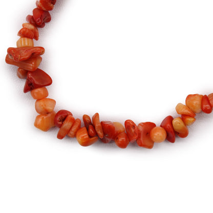 Chipstone Bracelet - Coralite Stone, pulsera de chips de coralita en tonos coral naranja y rojo sobre fondo blanco