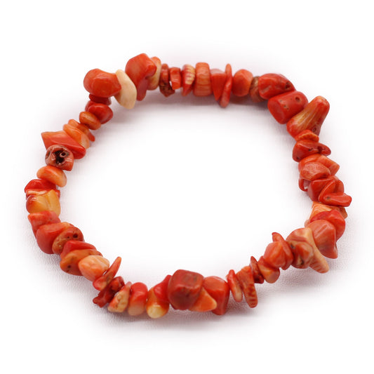 Chipstone Bracelet - Coralite Stone, pulsera elástica de chips de coralita en tonos coral y naranja sobre fondo blanco