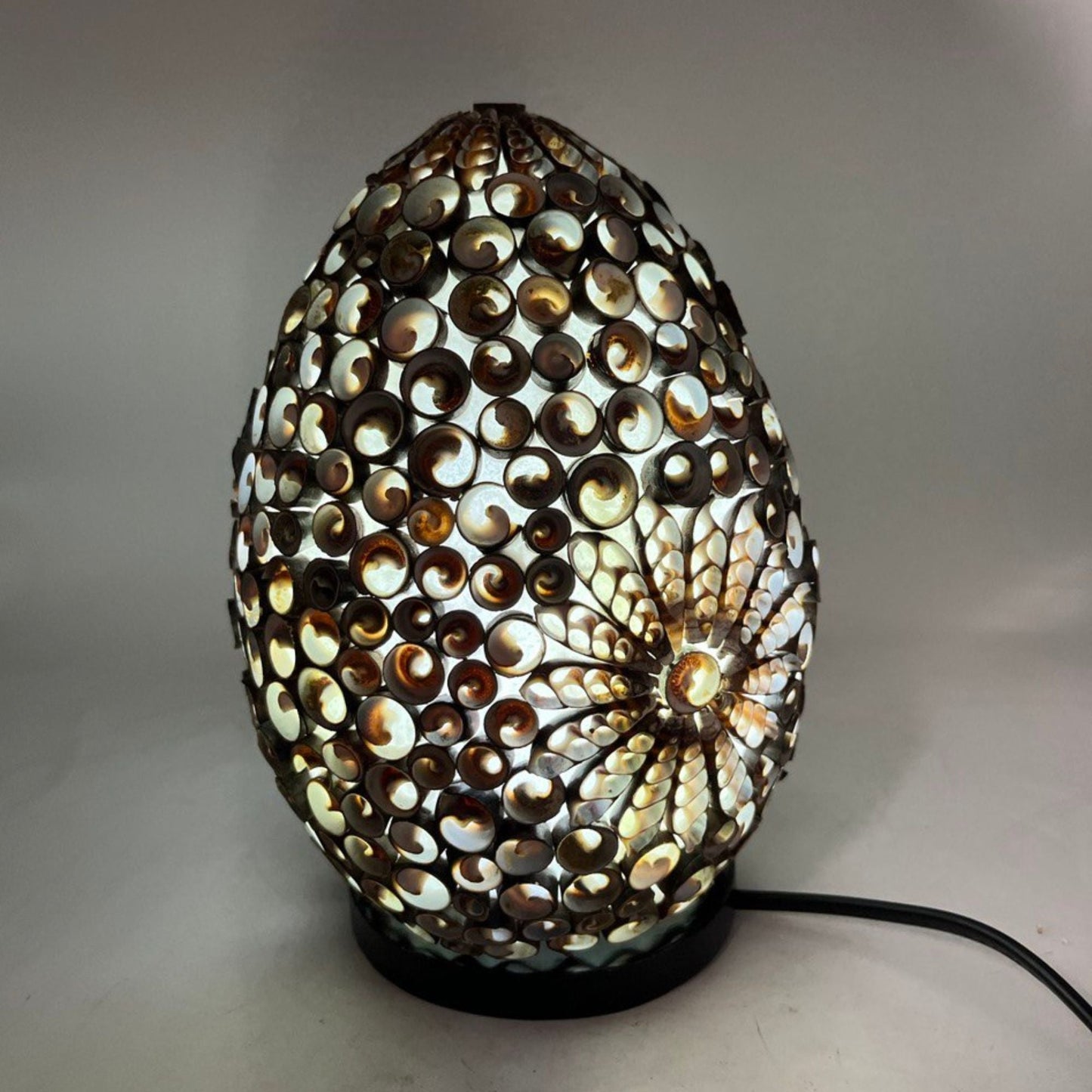 Alt Tag: Chocolate Twist Oval Seashell Lamp – 20CM, lámpara oval de conchas marinas reales estilo boho en tono chocolate, 20 cm
