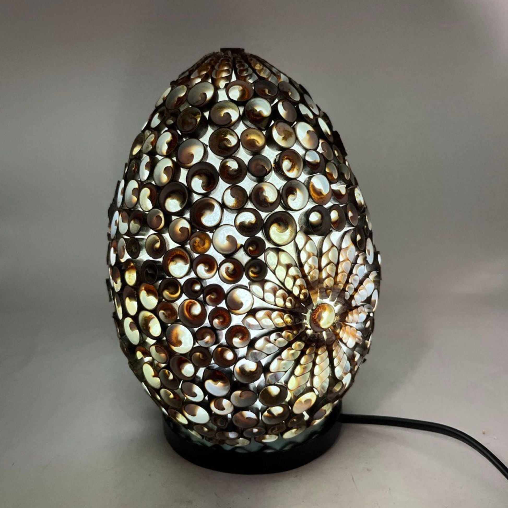 Alt Tag: Chocolate Twist Oval Seashell Lamp – 20CM, lámpara oval de conchas marinas reales estilo boho en tono chocolate, 20 cm