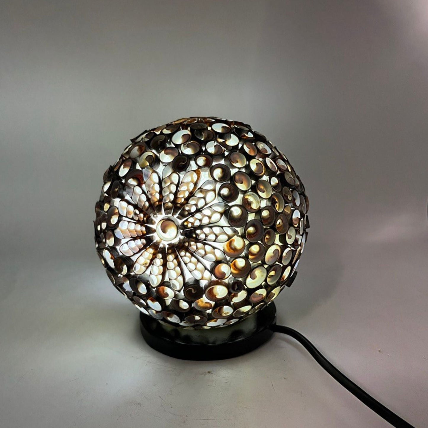 Alt Tag: Lámpara Seashell Chocolate Twist – 15CM lámpara esférica de conchas auténticas hecha a mano, acabado chocolate twist, luz cálida