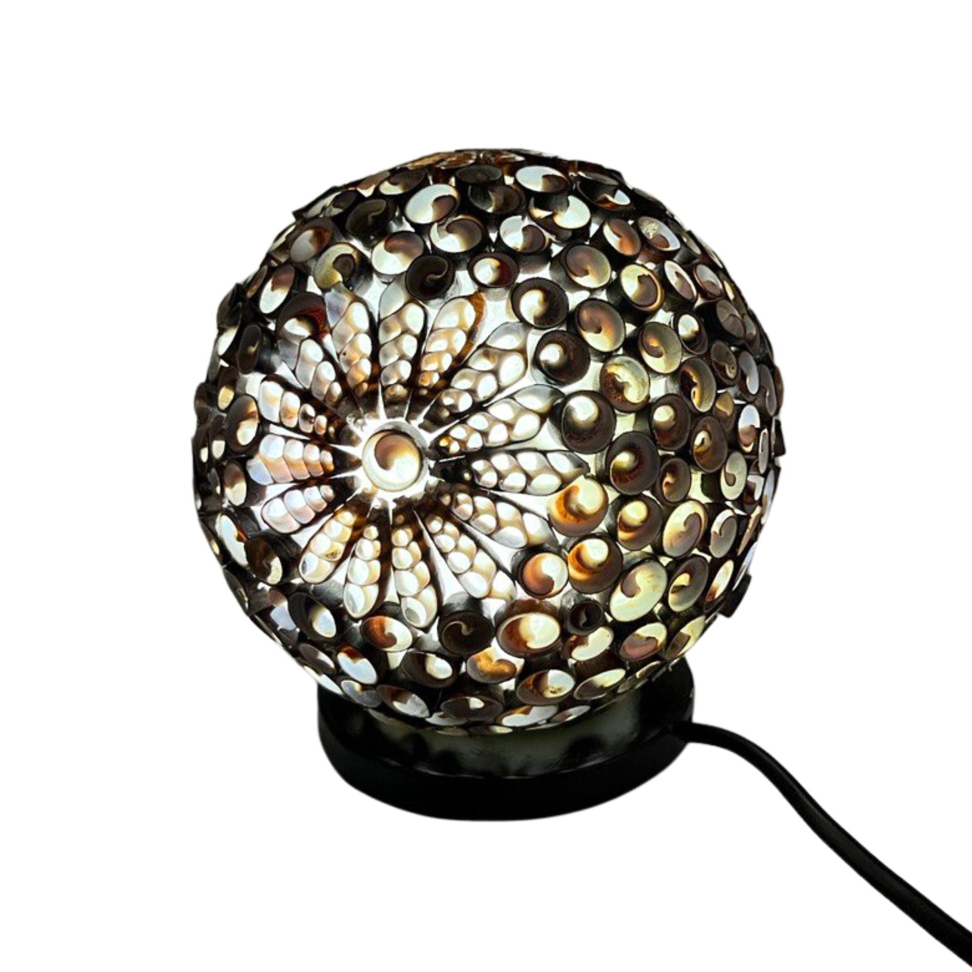 Alt Tag: Lámpara Chocolate Twist Seashell – 15CM, lámpara esférica de conchas naturales color chocolate con base negra y cable