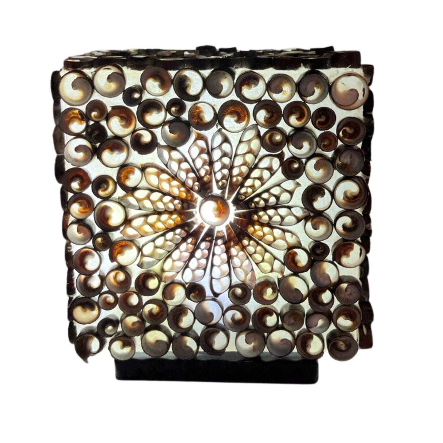 Alt Tag: Lámpara Chocolate Twist Shell – Cuadrada 15CM, lámpara boho artesanal con conchas marinas auténticas y diseño cuadrado en tono chocolate
