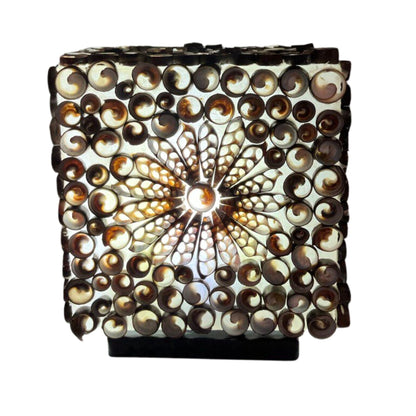 Alt Tag: Lámpara Chocolate Twist Shell – Cuadrada 15CM, lámpara boho artesanal con conchas marinas auténticas y diseño cuadrado en tono chocolate