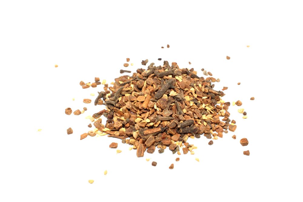 Alt Tag: Cinnamon & Ginger Tea Blend – 50G mezcla de té a granel con canela, jengibre, cardamomo y clavo sobre fondo blanco