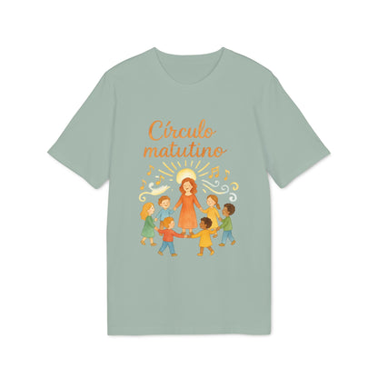 Alt Tag: Circulo Matutino Waldorf Premium Unisex T-Shirt verde salvia con ilustración de maestra y niños en círculo y texto “Círculo matutino”