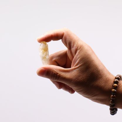 Alt Tag: Puntas de cristal en bruto de piedras preciosas – citrino topacio, punta de cristal en bruto de citrino topacio de 500G sostenida en la mano sobre fondo blanco