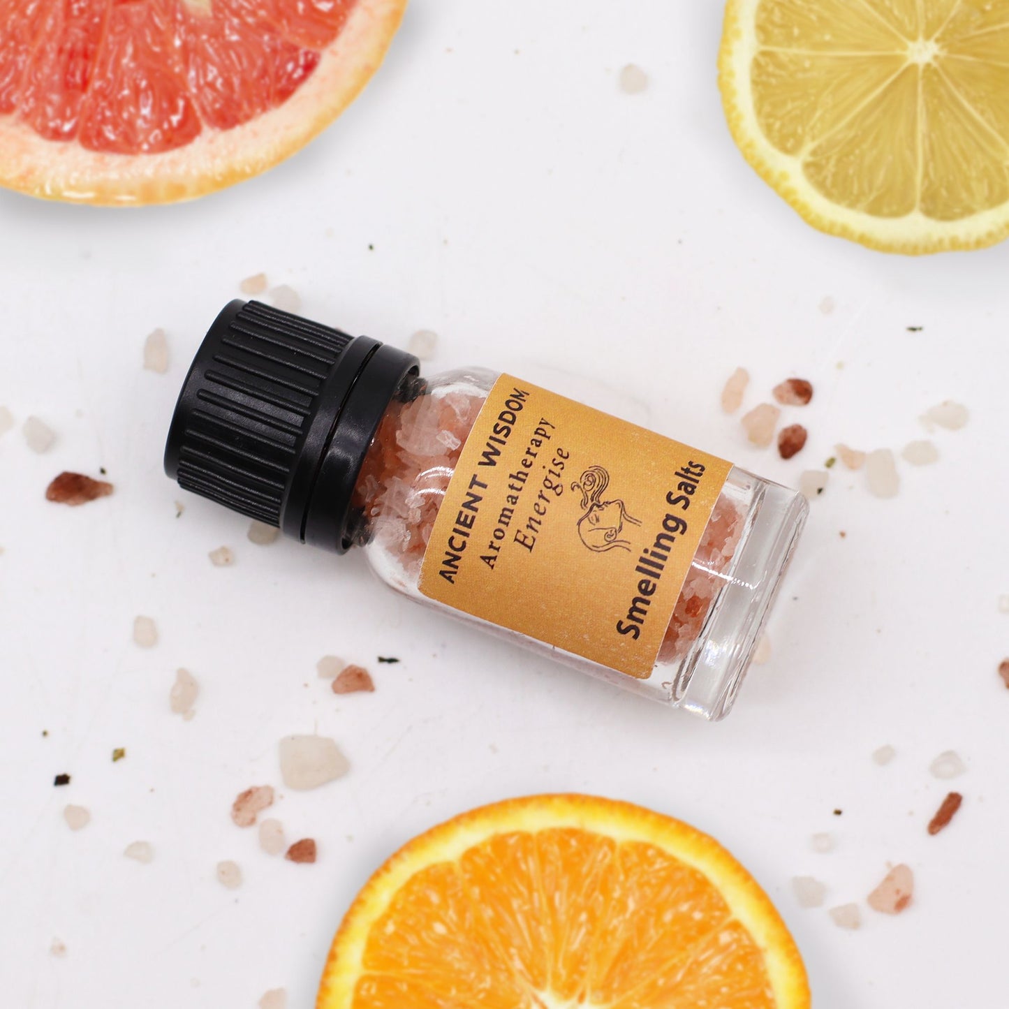 Alt Tag: Citrus Aromaaroma Smelling Salt – 42 G frasco de sales aromáticas con cítricos, rodajas de naranja y pomelo en fondo blanco