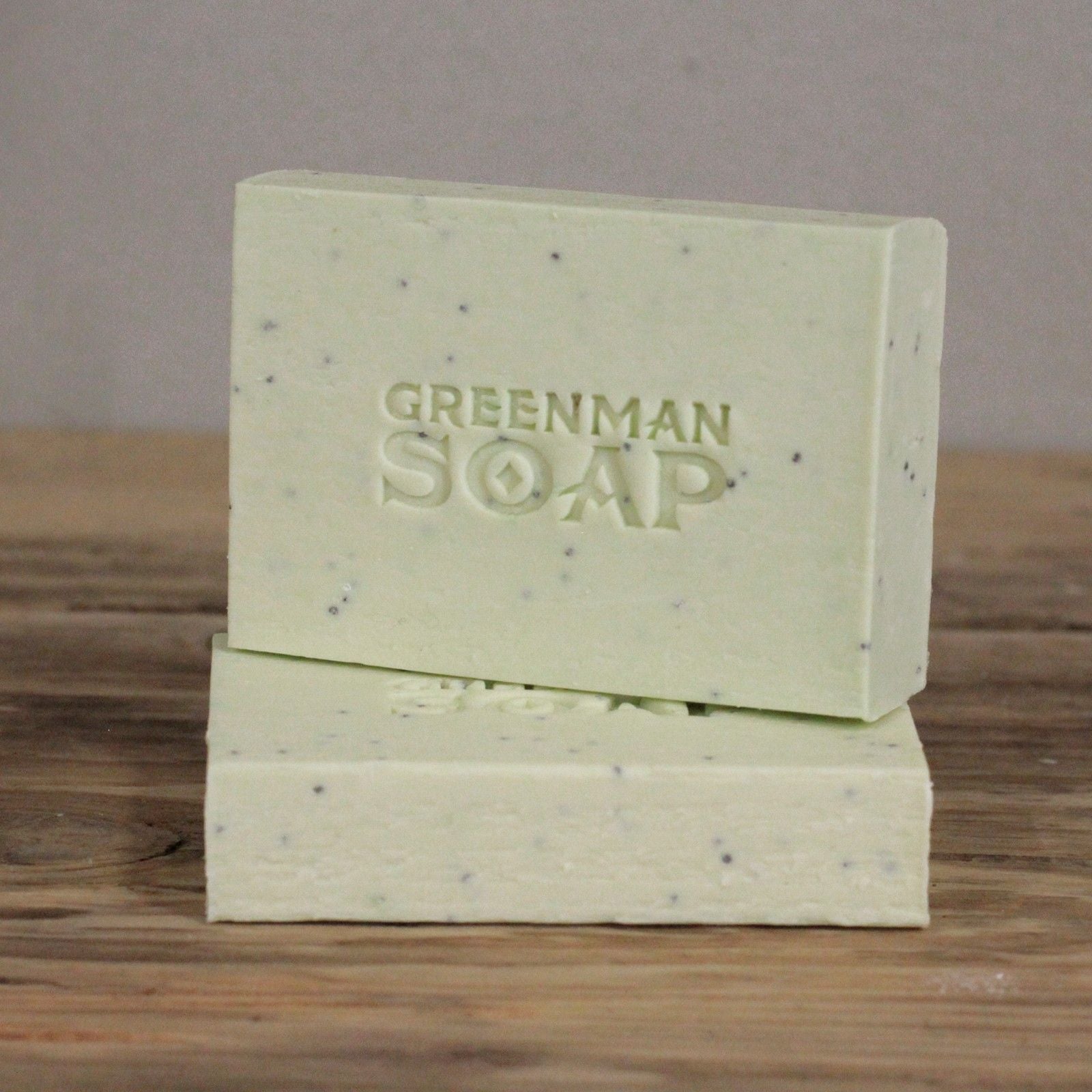 Cleansing Spot Attack Soap Bar – 100G, barra de jabón artesanal color crema con puntos, apilada, marca Greenman Soap