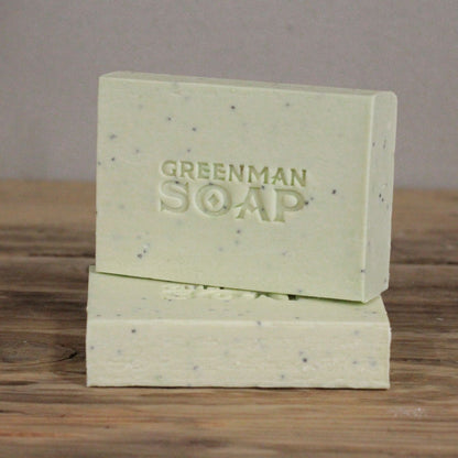 Cleansing Spot Attack Soap Bar – 100G, barra de jabón artesanal color crema con puntos, apilada, marca Greenman Soap