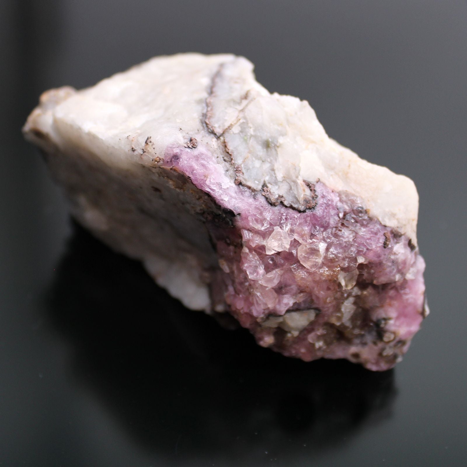 Alt Tag: Cobalt Calcite Mineral Specimens – 25 Pieces, muestra de calcita rosa-púrpura con matriz blanca, ejemplar mineral en primer plano