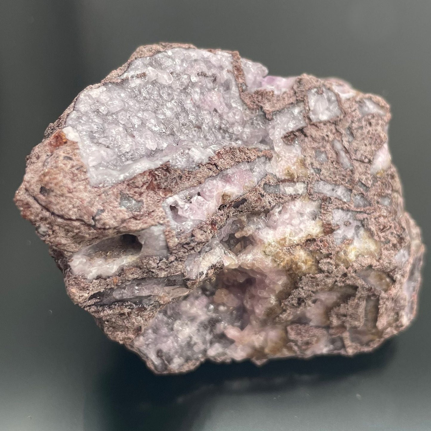Alt Tag: Cobalt Calcite Mineral Specimens – 25 Pieces, muestra individual en bruto con cristales rosados y lilas sobre matriz rocosa