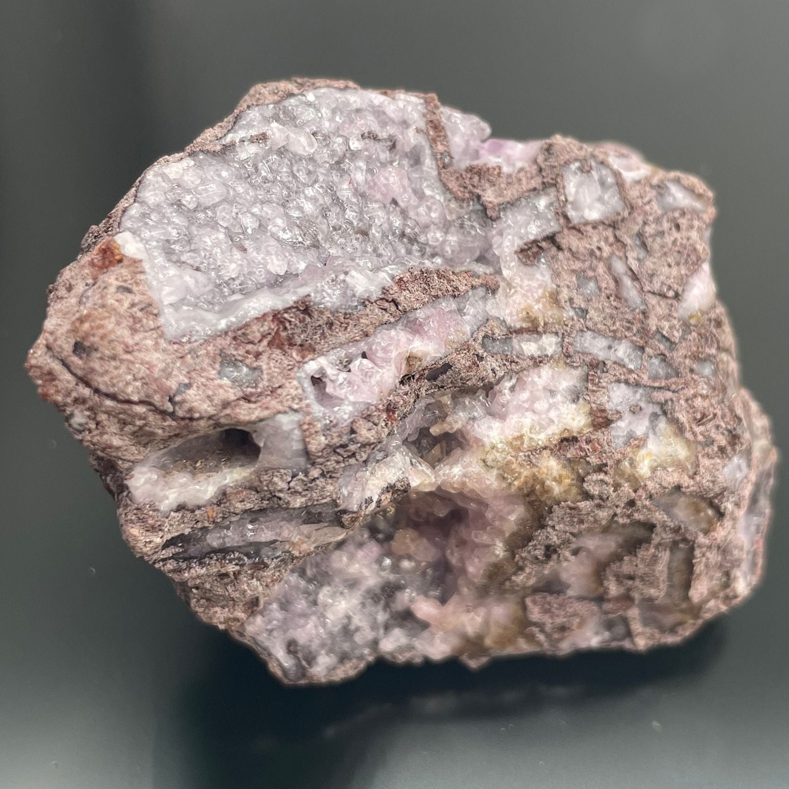 Alt Tag: Cobalt Calcite Mineral Specimens – 25 Pieces, muestra individual en bruto con cristales rosados y lilas sobre matriz rocosa