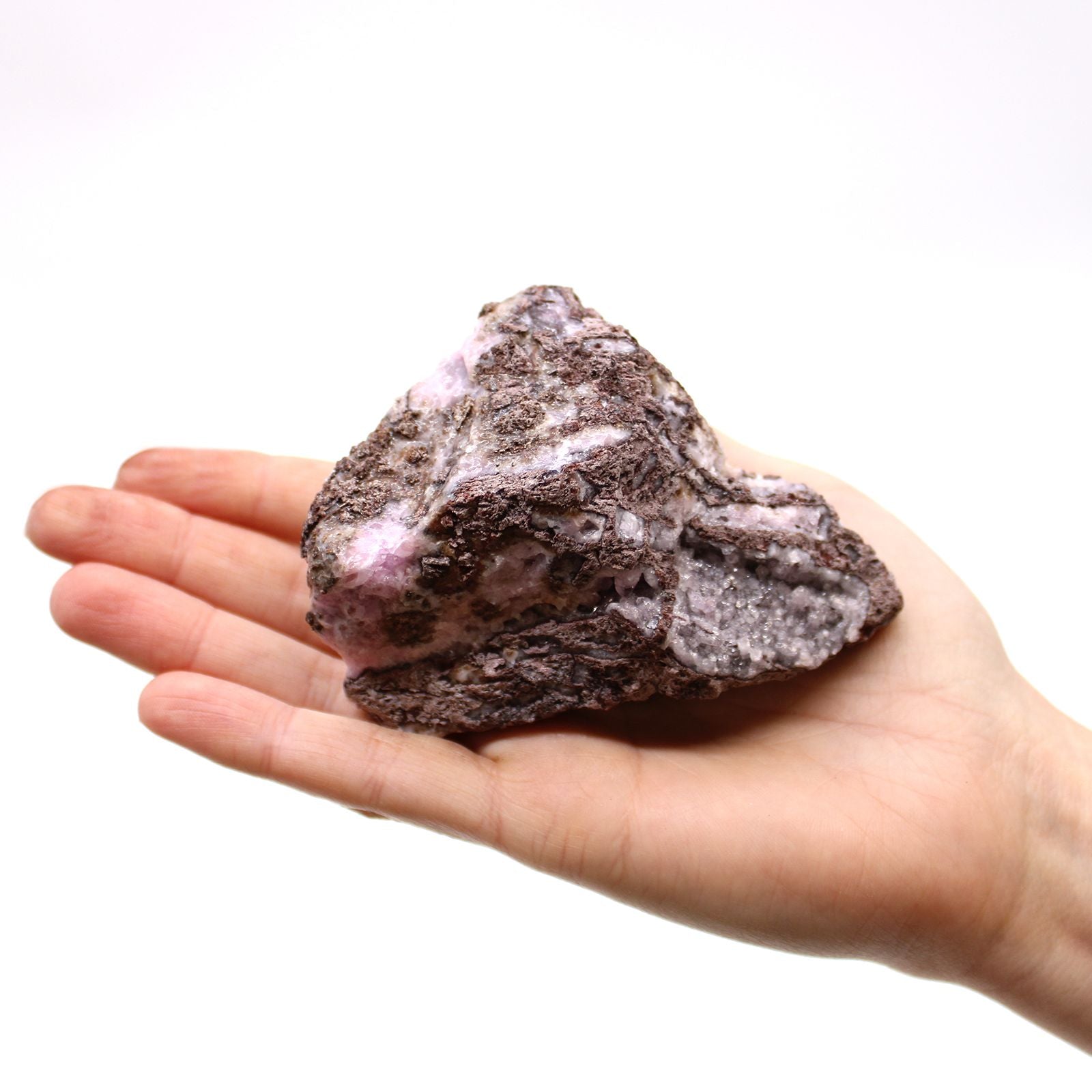 Alt Tag: Cobalt Calcite Mineral Specimens – 25 Pieces, muestra de calcita cobaltífera rosa y morada en mano, mineral en bruto