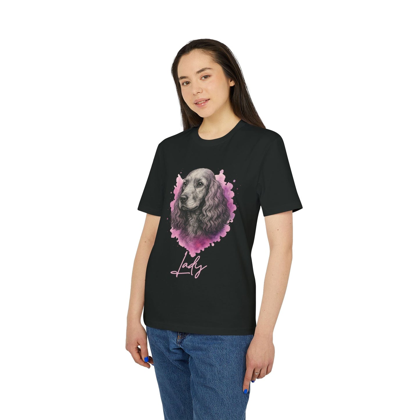 Alt Tag: Cocker Spaniel Personalized Premium Unisex T-Shirt negra con ilustración de cocker spaniel y texto “Lady” en modelo