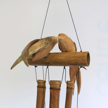 Alt Tag: Kokos- och bambuvindspel – 1M Twin Birds med Twin Birds-design, bamburör och detaljer i kokosnötsskal, hängande dekoration