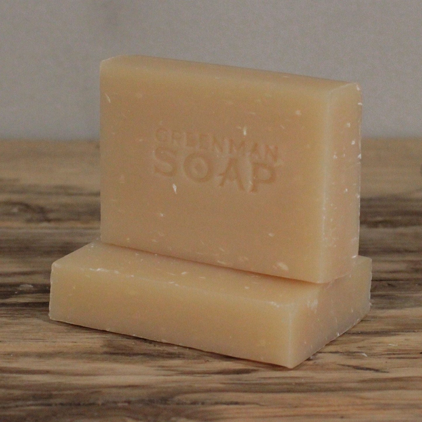 Coconut Cool & Calm Soap – 100G barras de jabón artesanal color beige apiladas sobre superficie de madera