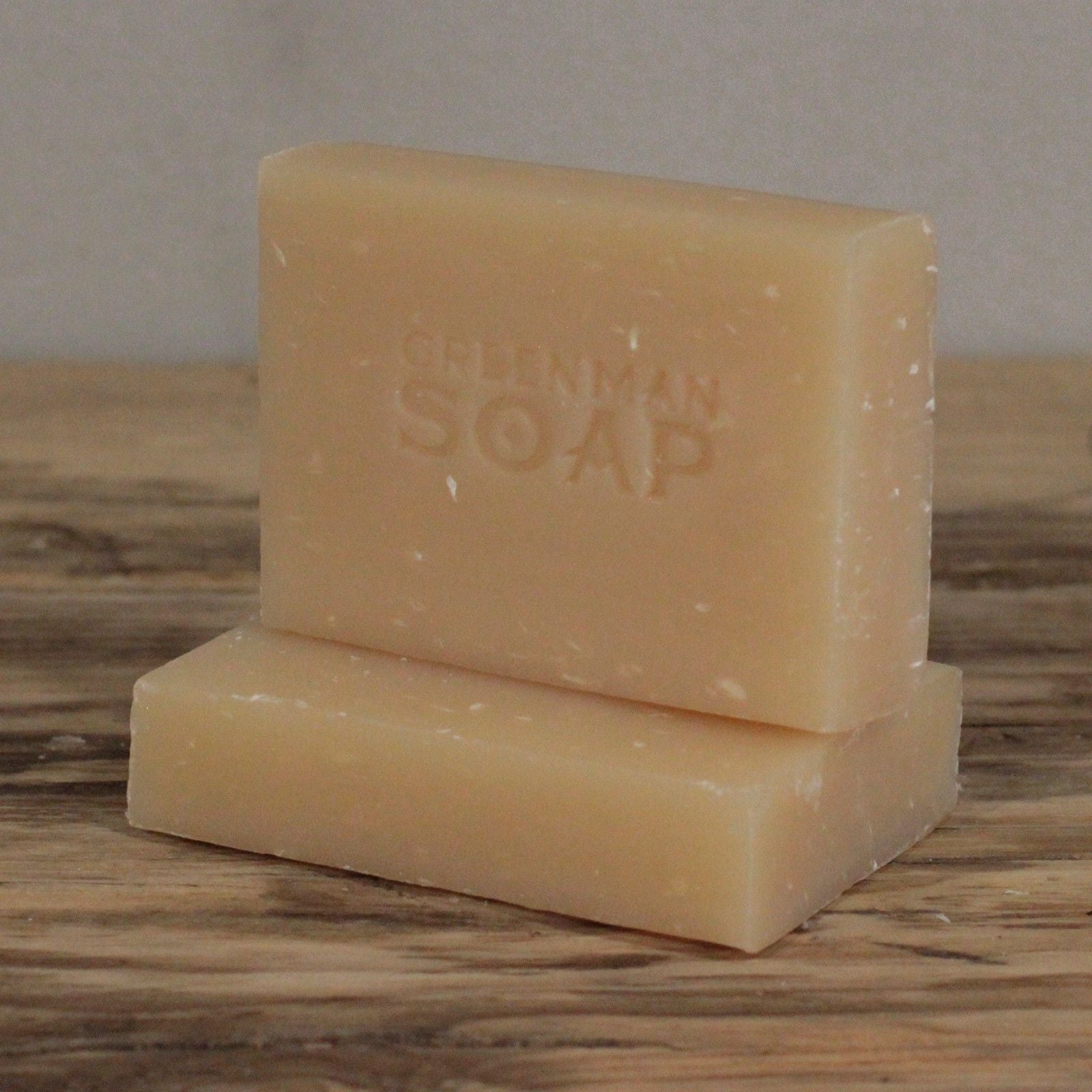 Coconut Cool & Calm Soap – 100G barras de jabón artesanal color beige apiladas sobre superficie de madera