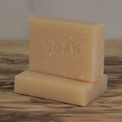 Coconut Cool & Calm Soap – 100G barras de jabón artesanal color beige apiladas sobre superficie de madera