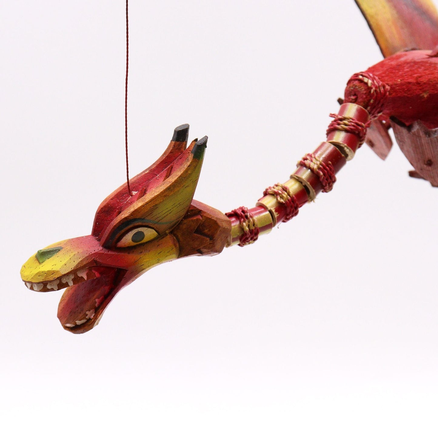 Alt Tag: Coconut Crafted Dragon Mobile – 37 CM handgjord hängande drakmobil i kokos, närbild på rött och gult drakhuvud