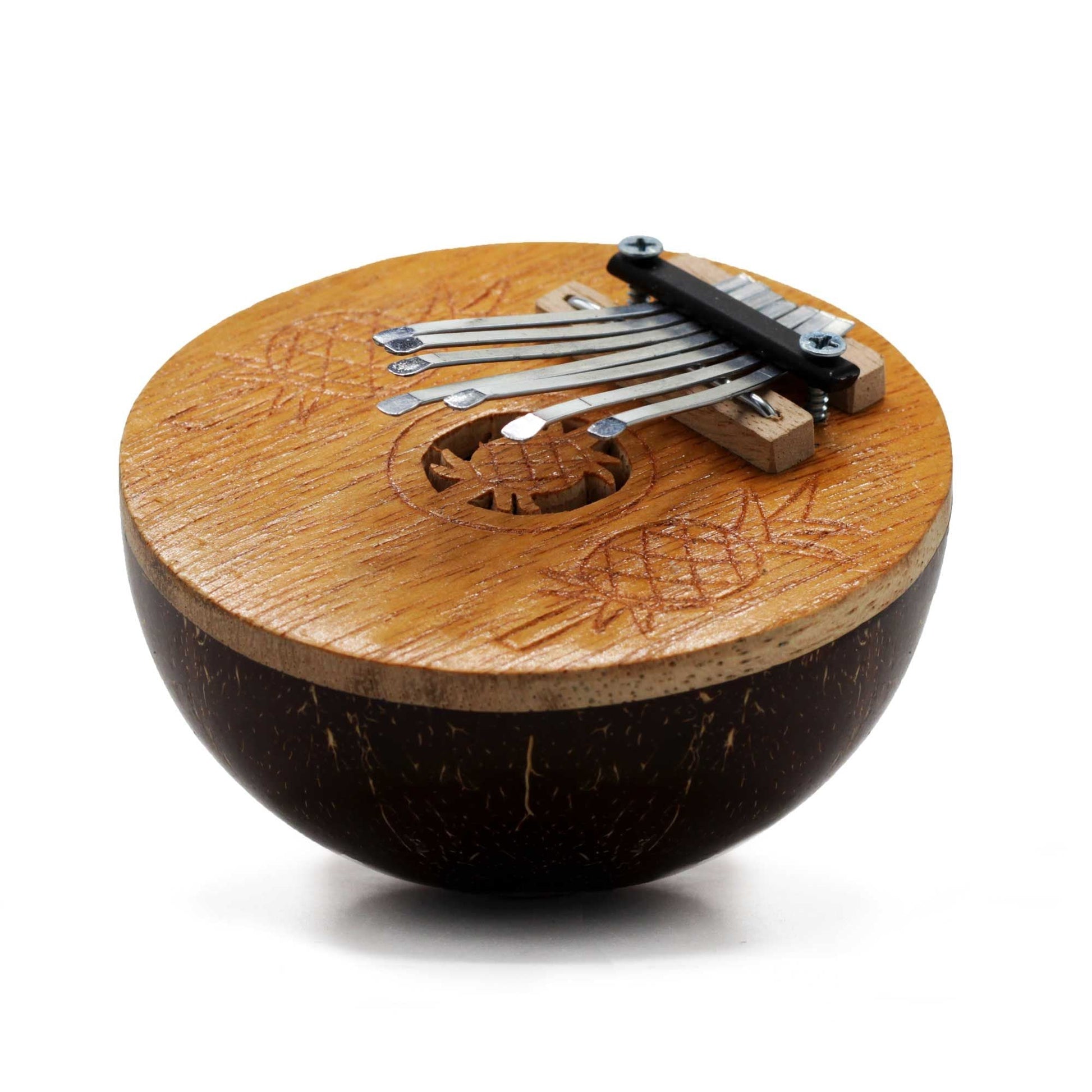 Alt Tag: Coconut Mini Kalimba – 11x8 CM con carcasa de coco, láminas de acero y diseño compacto, vista frontal sobre fondo blanco