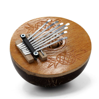 Alt Tag: Coconut Mini Kalimba – 11x8 CM con carcasa de coco y 8 lengüetas de acero, instrumento musical compacto