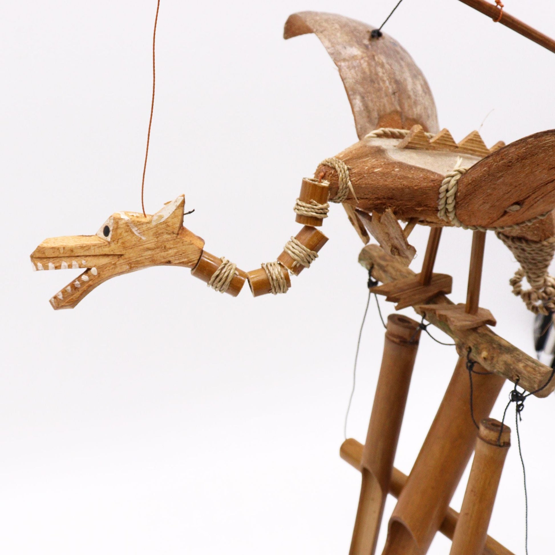 Alt Tag: Dragon Mobile av kokosnötskal – 90 CM i trä och kokos, handgjord hängande drake för tropisk utomhusdekoration
