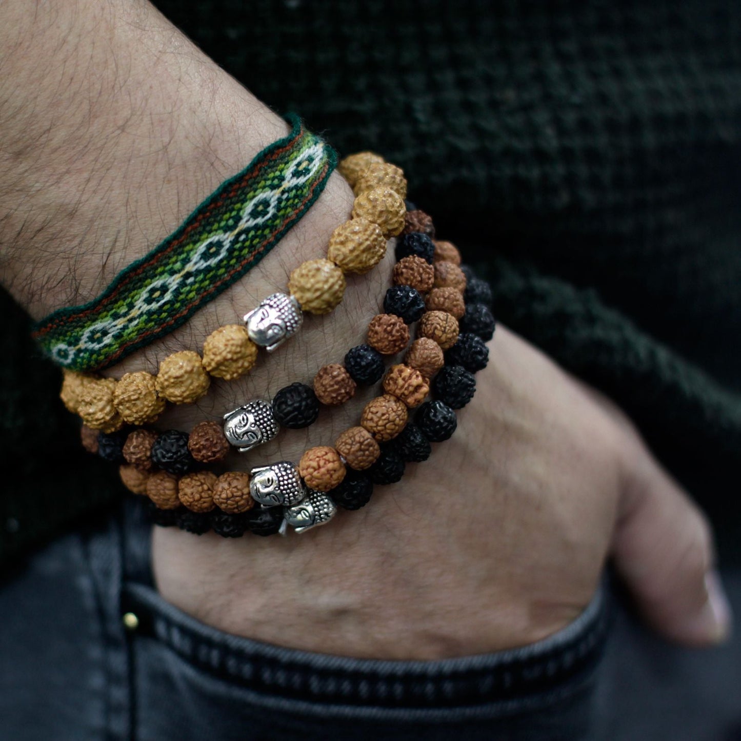 Alt-Tag: Buddha-Armbänder aus Kokosholz – verschiedene Styles am Handgelenk, verschiedene Armbänder aus Kokosholzperlen mit Buddha-Charm-Akzenten