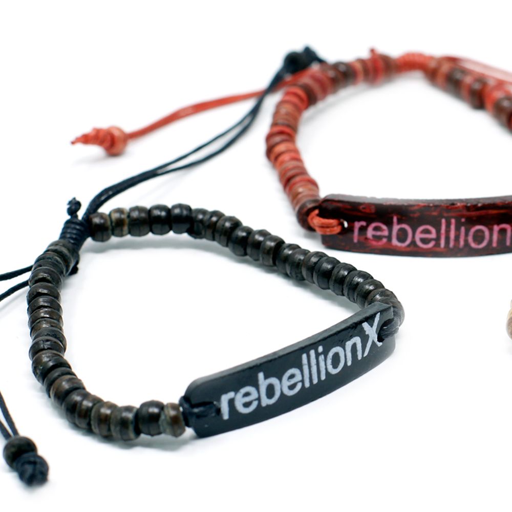 Armband med slogan i kokosnötsträ – Rebellion X i kokosnötsträ med platta “rebellionx”, justerbart armband i svart och rött