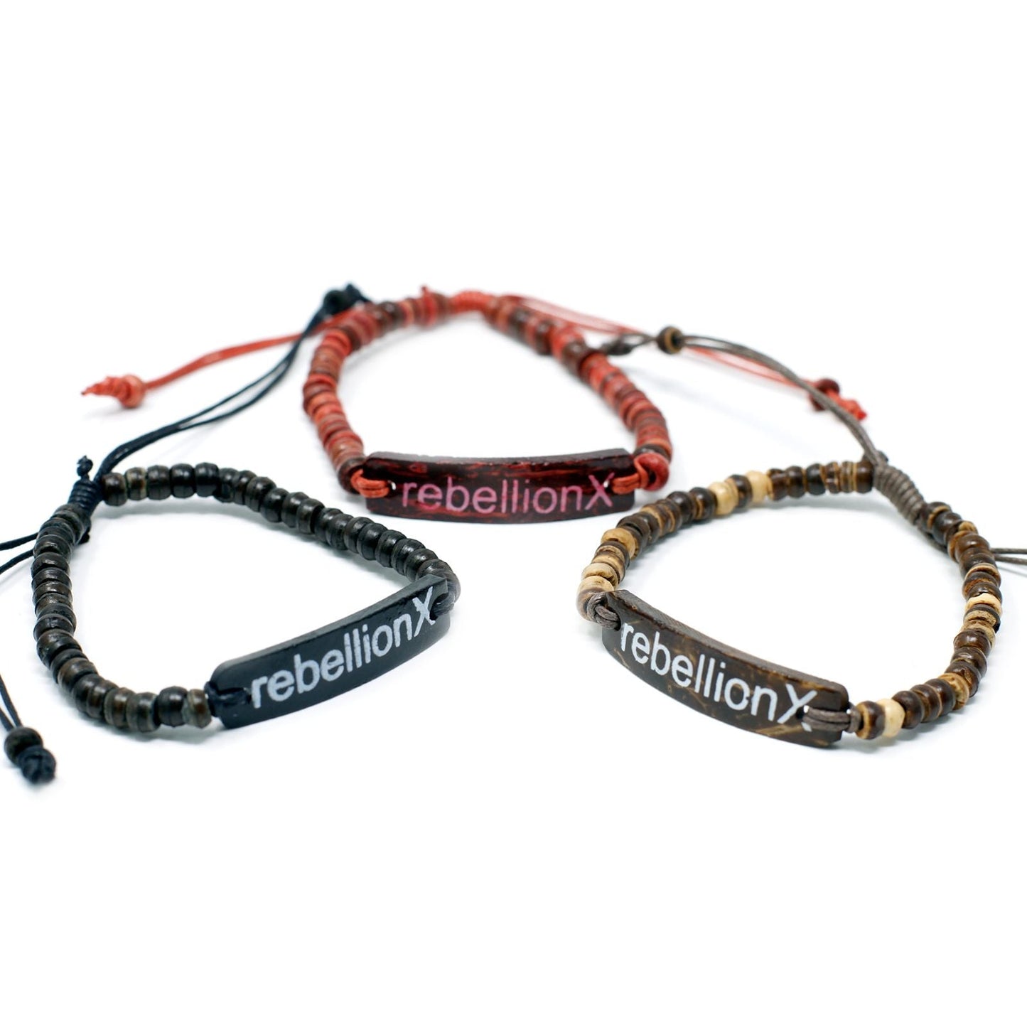Coconut Wood Slogan Bracelet – Justerbara pärlarmband Rebellion X med rebellionX-tag i svart, rött och brunt