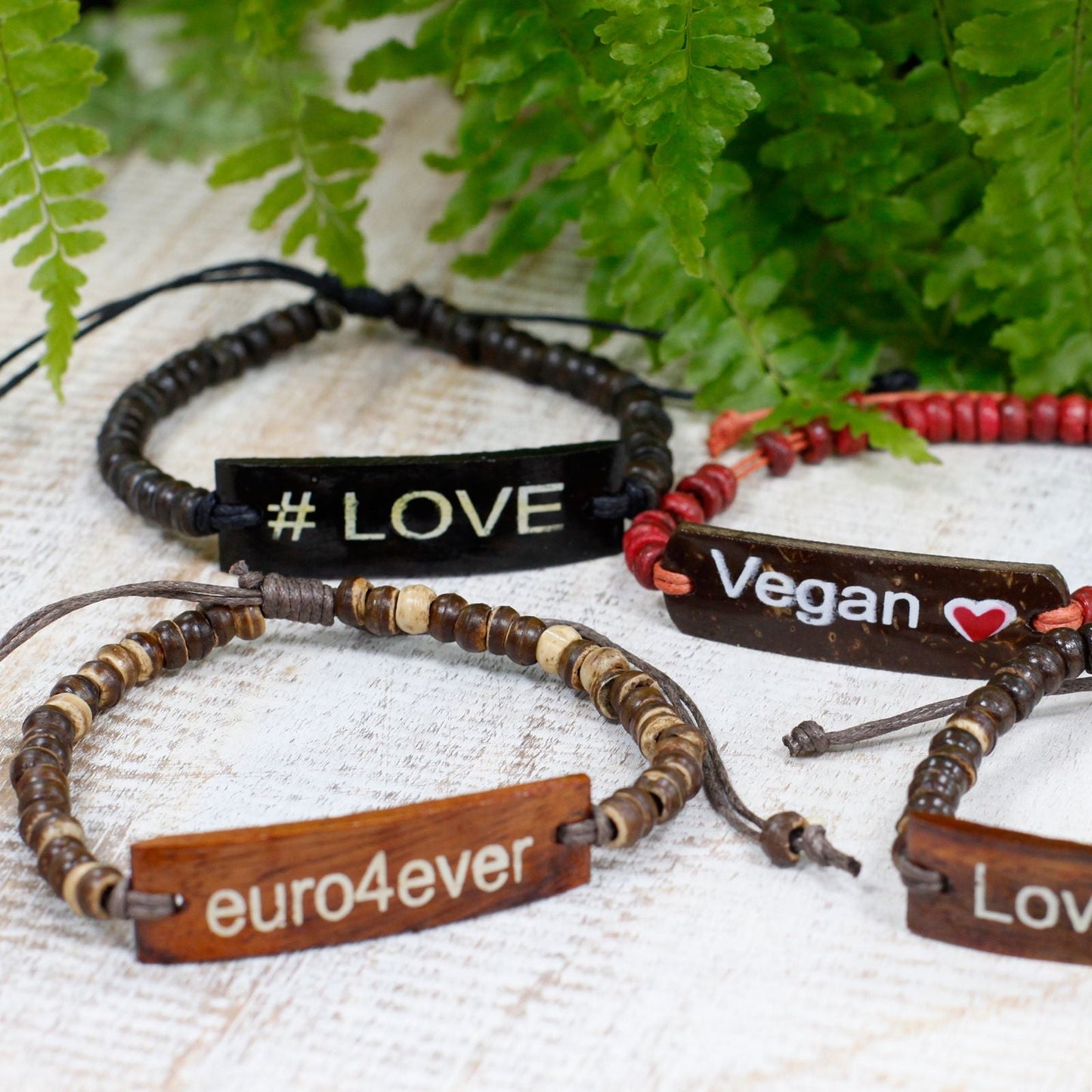 Coconut Wood Slogan Bracelet – Stretch 7.5 CM con abalorios de coco y placa grabada, pulsera artesanal estilo Bali
